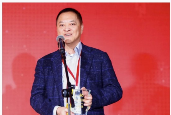  地产巨头命运转折；李思廉出境受阻，富力深陷债务漩涡。 房产家居