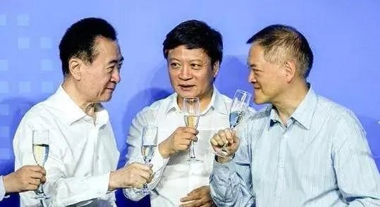  地产巨头命运转折；李思廉出境受阻，富力深陷债务漩涡。 房产家居