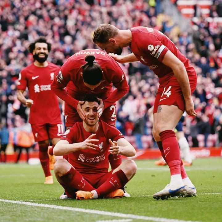  安菲尔德经典战役再现，利物浦官方重温若塔补时绝杀热刺。 体育新闻