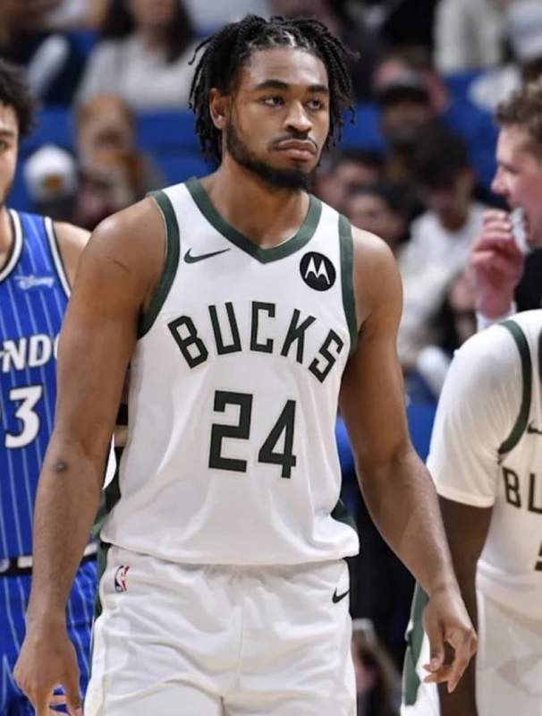  雄鹿总经理曾高度期待卡梅伦·托马斯；里弗斯教练将其与昔日得分高手并列比较。 体育新闻