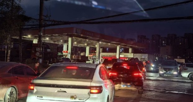  A股市场震荡加剧，比亚迪却逆势上扬；油车车主压力倍增。 汽车科技 A股市场震荡加剧，比亚迪却逆势上扬；油车车主压力倍增。 汽车科技