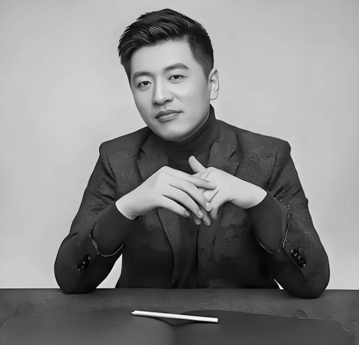  米兰俱乐部发声悼念；考研名师张雪峰意外离世引发关注。 体育新闻 米兰俱乐部发声悼念；考研名师张雪峰意外离世引发关注。 体育新闻