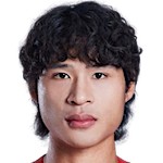  《一场意外，一份从容：足球场上的温暖与力量》 体育新闻