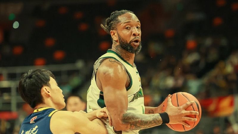  那些无法兼顾的陪伴：辽篮温情送别背后的父爱与离别 体育新闻