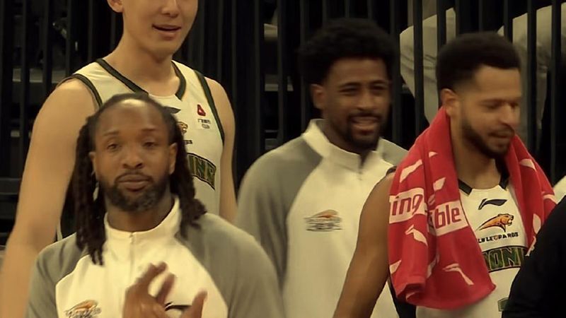  那些无法兼顾的陪伴：辽篮温情送别背后的父爱与离别 体育新闻