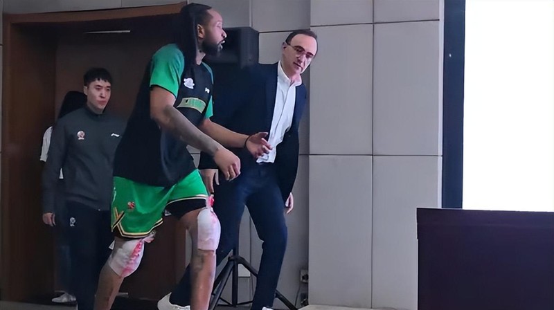  那些无法兼顾的陪伴：辽篮温情送别背后的父爱与离别 体育新闻